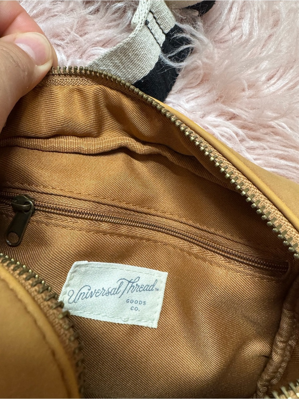 Universal Thread Mustard Tan Crossbody Bag with Interior Zip Pocket